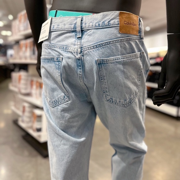 Calvin Klein Men Standard Straight Jeans - Picture 4 of 9